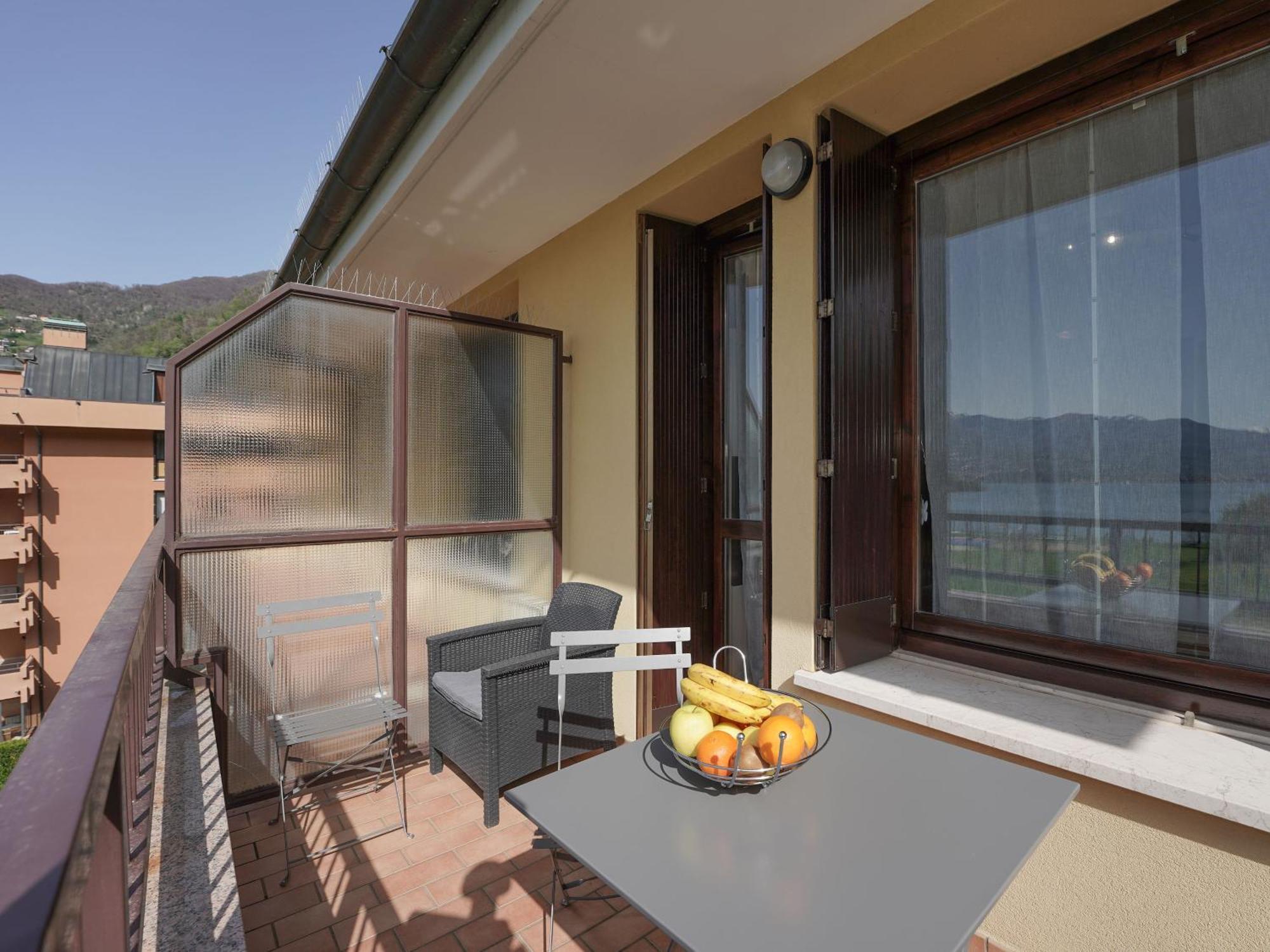 Lily Lake Maggiore Laveno-Mombello Exterior photo